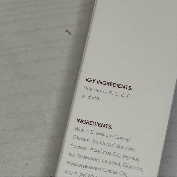 White Cleanser and Exfoliant for a Modern Skincare Routine - Picture 4 of 9